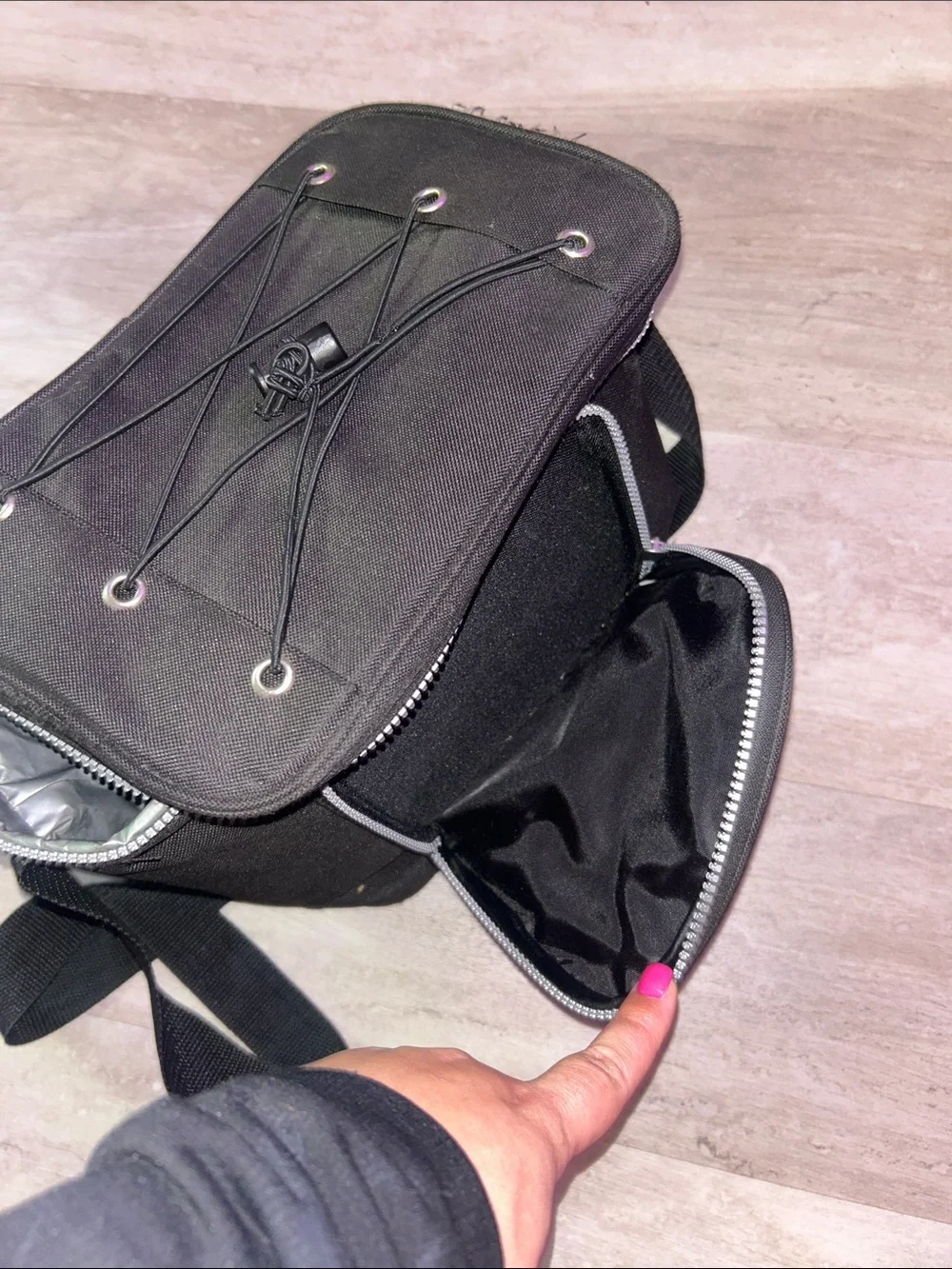 Insulated lunch bag with crossbody strap